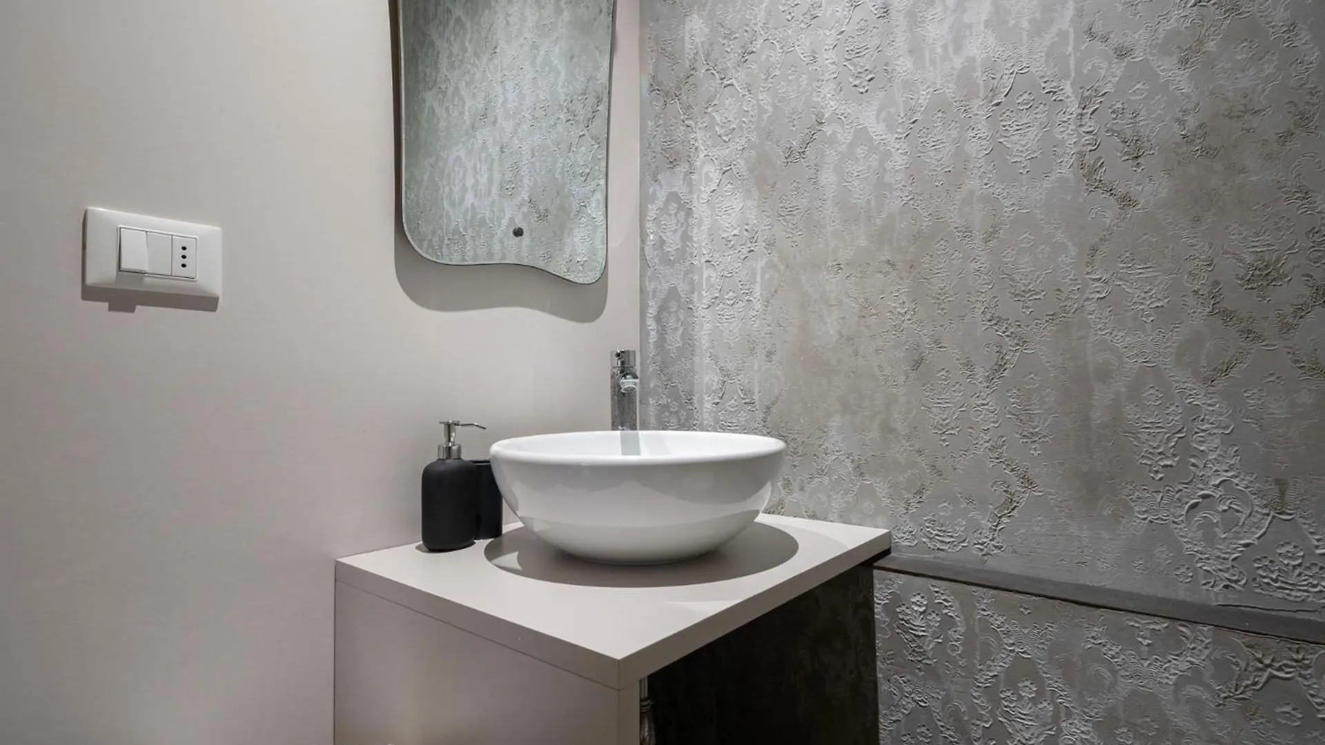 Ca Delle Capriate, An Intimate Retreat At Ca D'Oro Apartment Venice